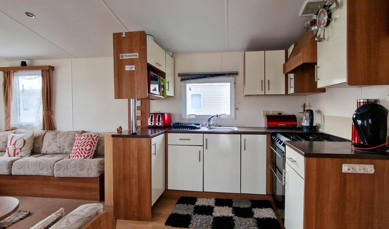 Great 8 Berth Caravan For Hire At St Osyth Beach In Essex Ref 28123Gc كْلانكتون أون سي المظهر الخارجي الصورة