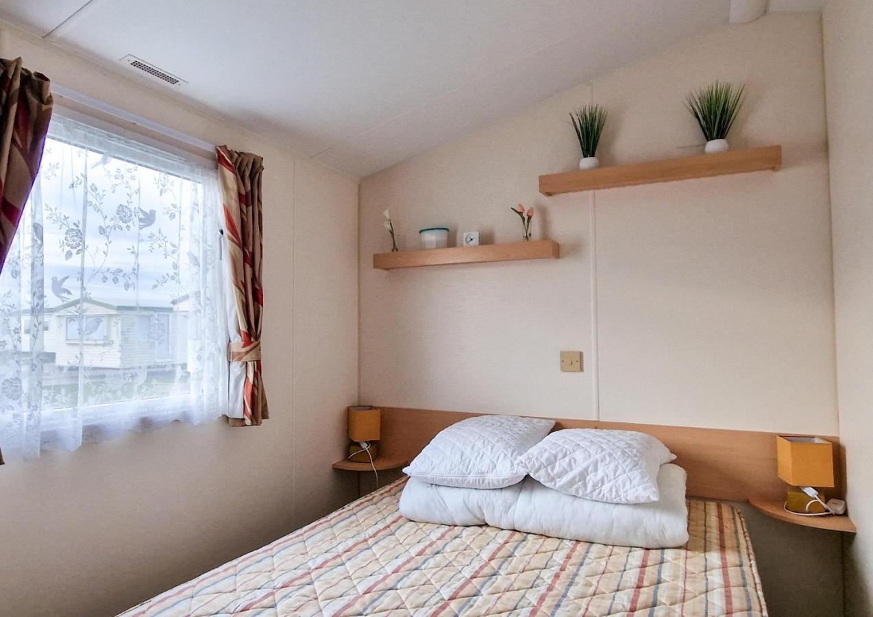 Great 8 Berth Caravan For Hire At St Osyth Beach In Essex Ref 28123Gc كْلانكتون أون سي المظهر الخارجي الصورة
