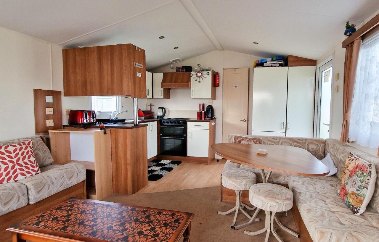 Great 8 Berth Caravan For Hire At St Osyth Beach In Essex Ref 28123Gc كْلانكتون أون سي المظهر الخارجي الصورة